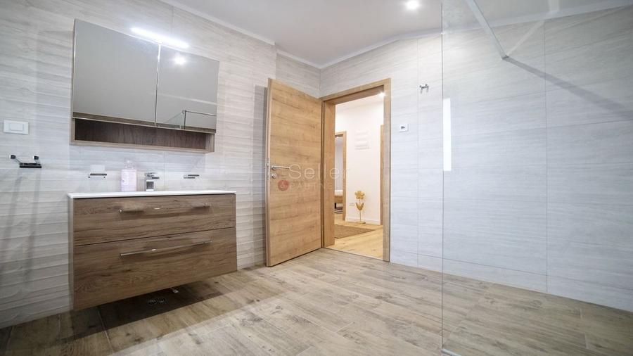 Priveliste frumoasa catre Masivul Postavarul - 12