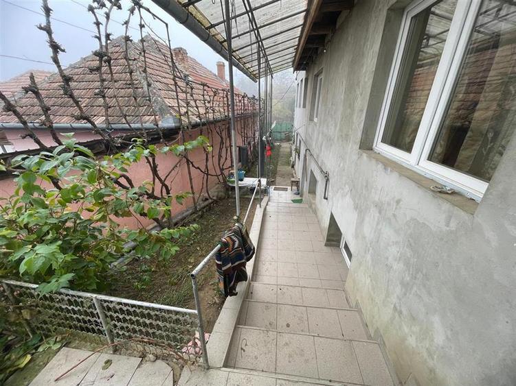 Casa individuala cu 6 camere si 3 bai si 1413 mp teren in Blaj - 2