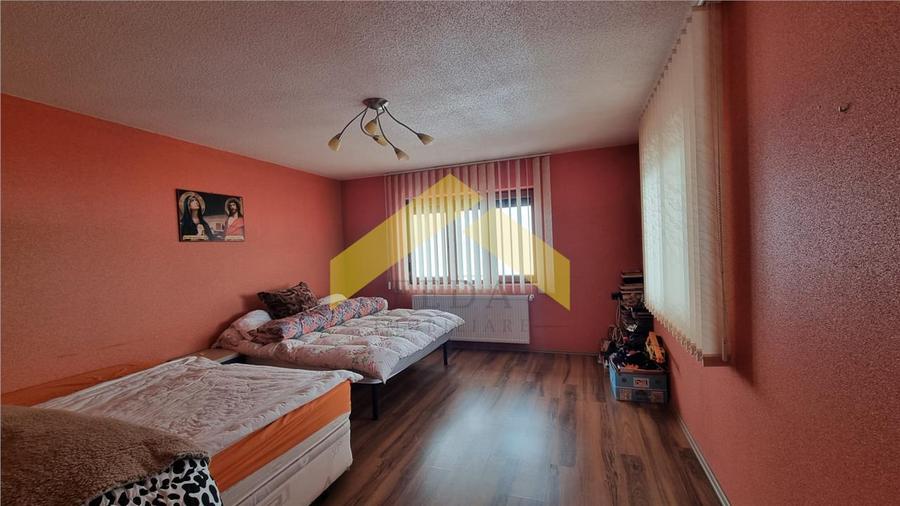 Casă individuală cu 5 camere cu Canalizare în Zădăreni