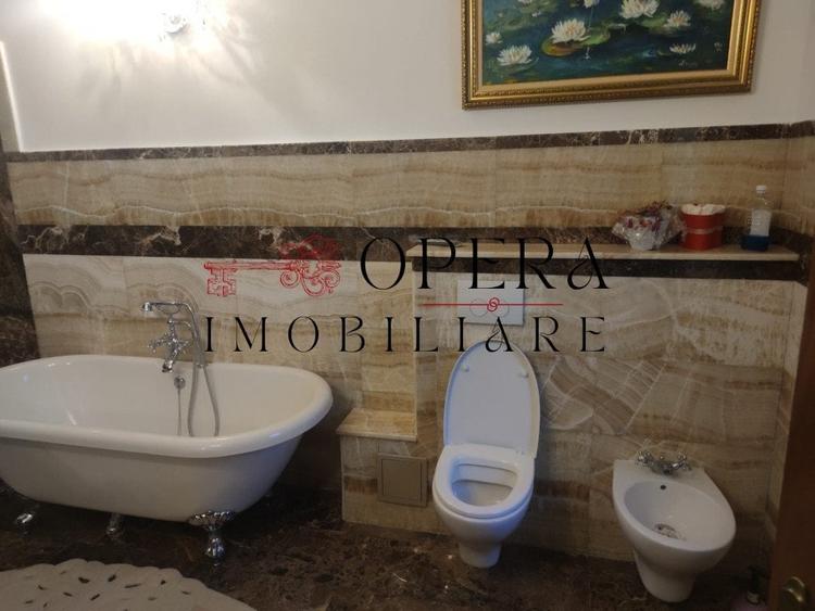 Casă individuală cu 8 camere cu Canalizare în Moara de Vânt