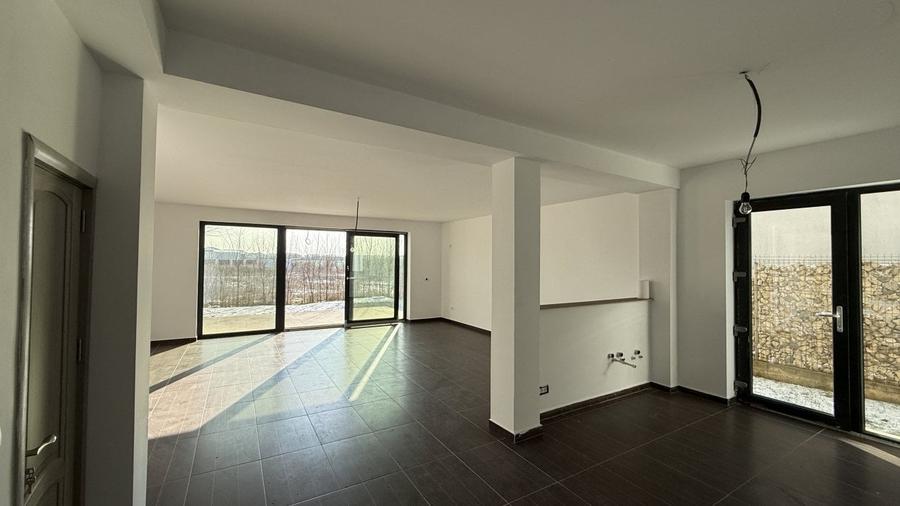 Duplex cu 10 camere cu Teren 500 Mp în Ostratu