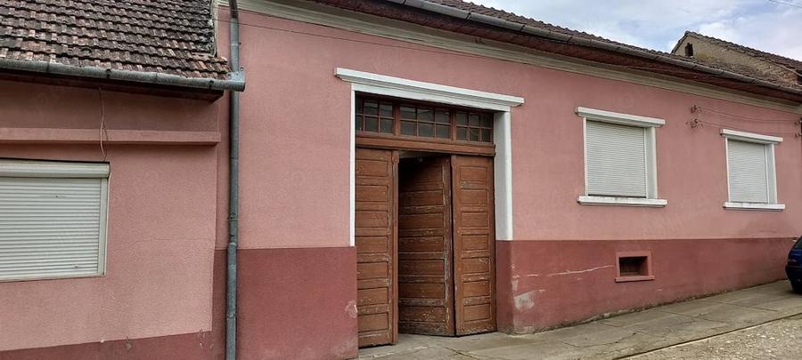 Casă cu 6 camere cu Teren 730 Mp în Lăpușnicu Mare