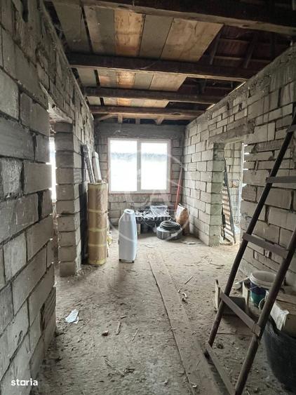 Casă cu 4 camere decomandat în Sântandrei