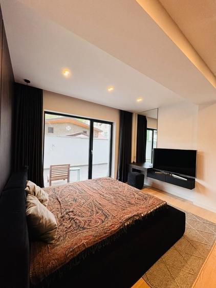 Apartament cu 3 camere semidecomandat, mobilat în P-ța Romană