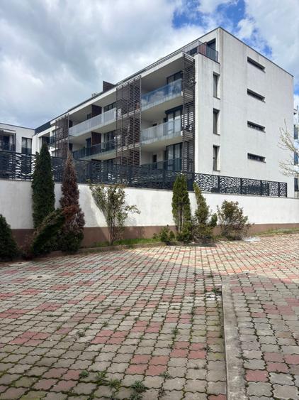 Casă individuală cu 12 camere cu Teren 520 Mp în Sisești