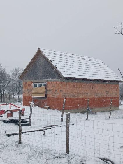 Vand casa la rosu - 3