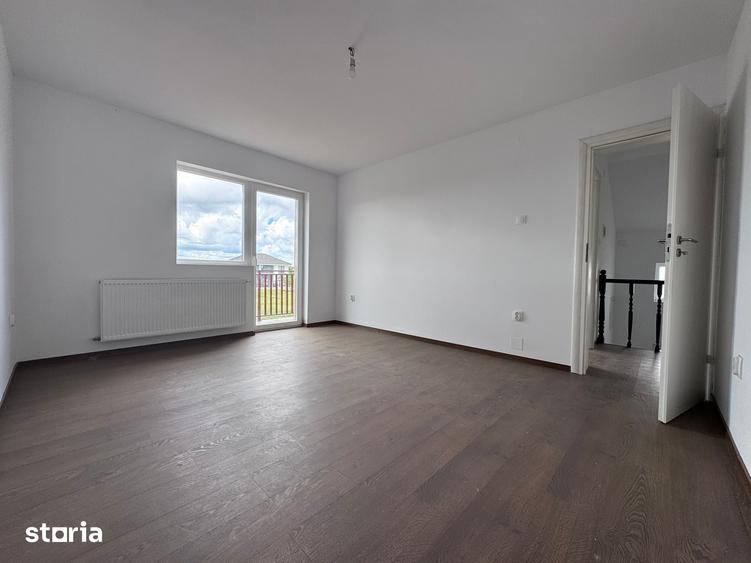 Casă cu 5 camere cu Teren 369 Mp în Soarelui