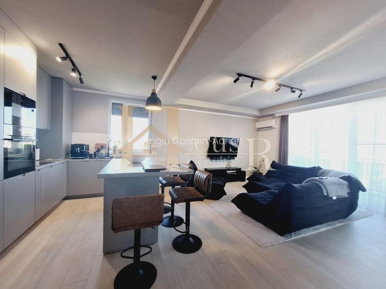 PENTHOUSE. APROAPE DE MIJLOC DE TRANSPORT SI MAGAZINE.