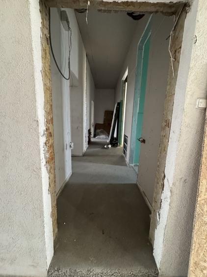 Apartament cu 4 camere semidecomandat în Est