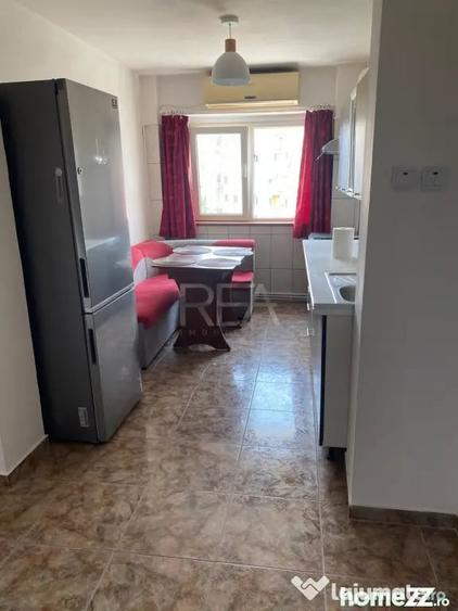 Apartament cu 4 camere semidecomandat în Văcăresti