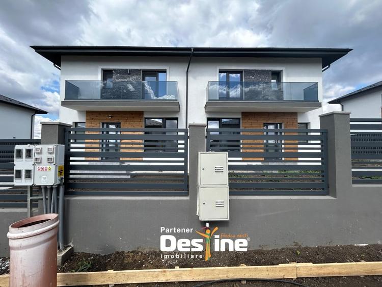 Casa tip DUPLEX - Loc de parcare si terasa  Toate utilitatile - Drum asfaltat - 1