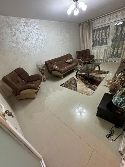 De vanzare apartament cu 3 camere decomandat - 2