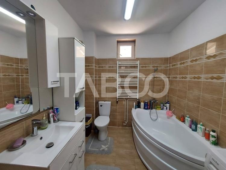 Casă individuală cu 7 camere cu Canalizare în Calea Poplăcii