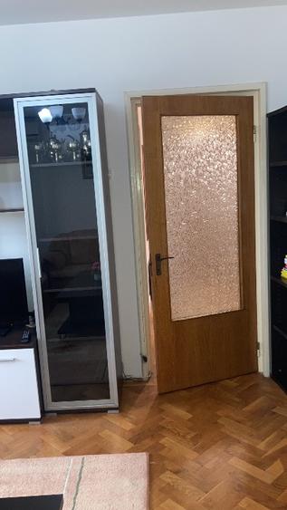 Ofer spre închiriere apartamentul cu trei camere în Drumul Taberei la Favorit  - 3