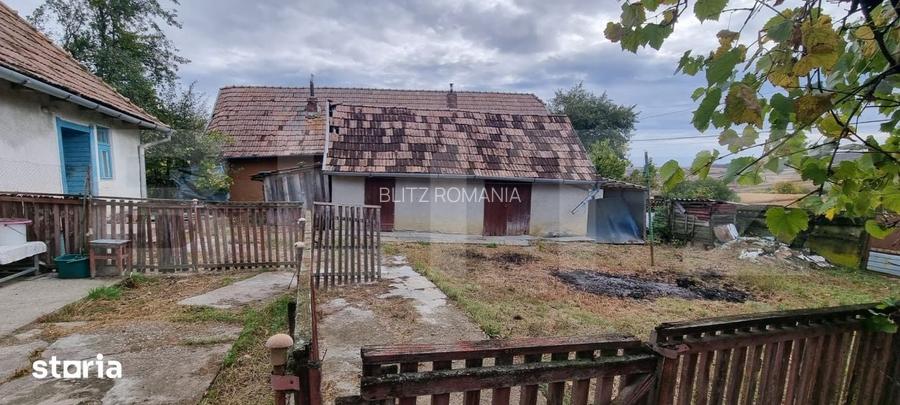 Casa cu doua corpuri,curte si gradina