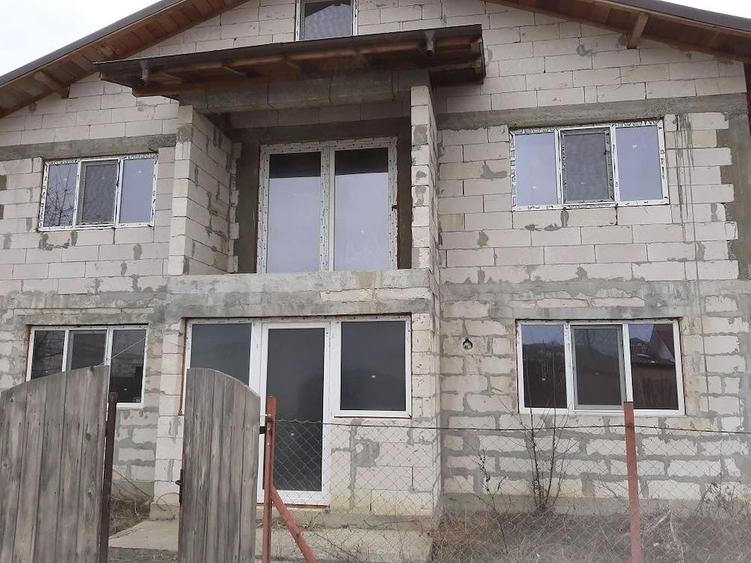 Vanzare casa ,220 mp,500 cu teren,fosa, fantana, utilitati la poarta,la rosu cu ferestre,80000 euro - 2