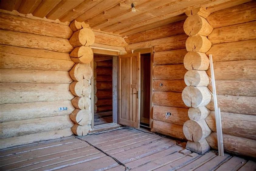 Casa din lemn rotund (Izvoru Muresului, str. Garii) - 13