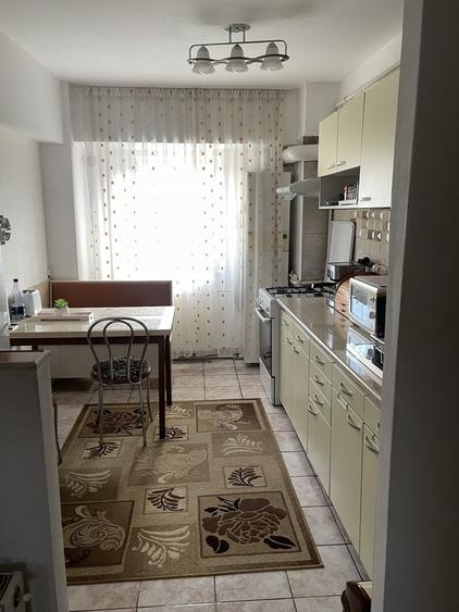 Apartament cu 4 camere decomandat în Central
