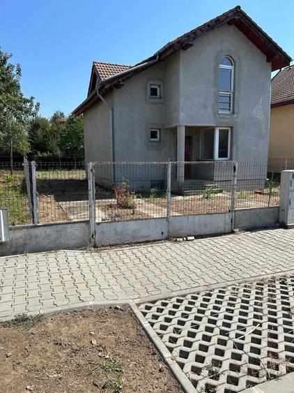 Casă cu 3 camere cu Teren 374 Mp în Băneasa