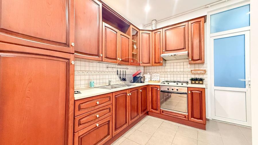 Apartament cu 3 camere decomandat, mobilat în Universitate
