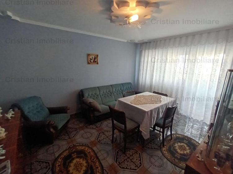 Apartament cu 3 camere decomandat în Apollo