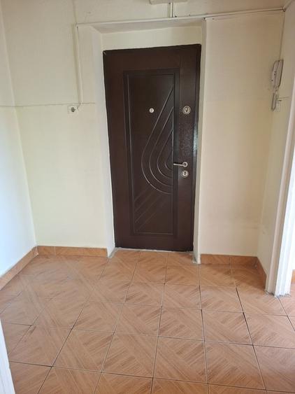 Apartament cu 3 camere semidecomandat în Gorjului