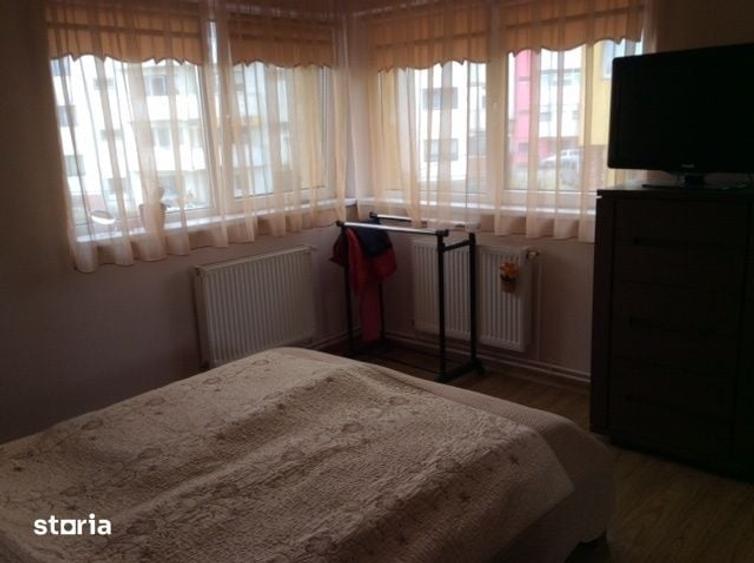 Apartament cu 3 camere decomandat în Turnișor