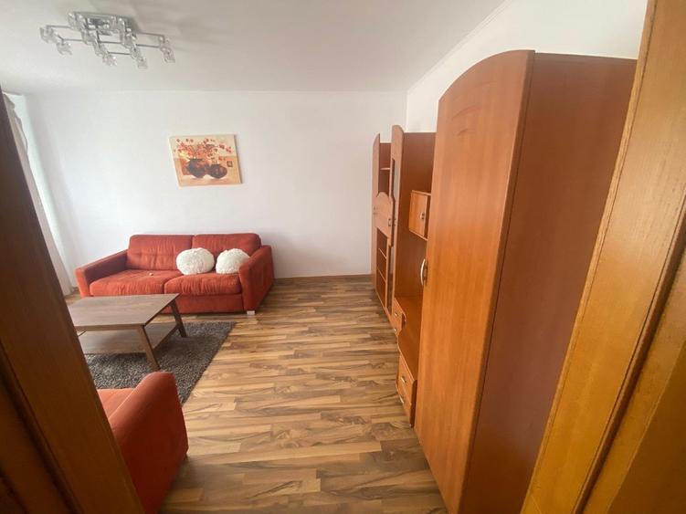 Apartament cu 4 camere decomandat în Titan