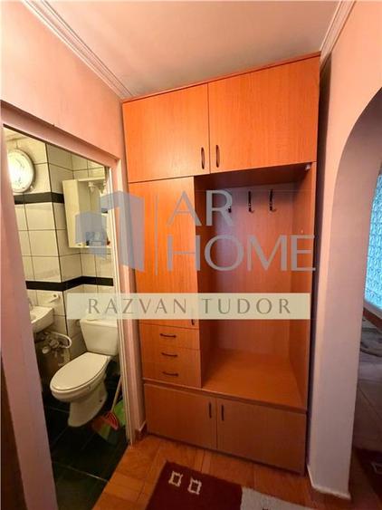 Apartament cu 3 camere decomandat, mobilat în Cioceanu