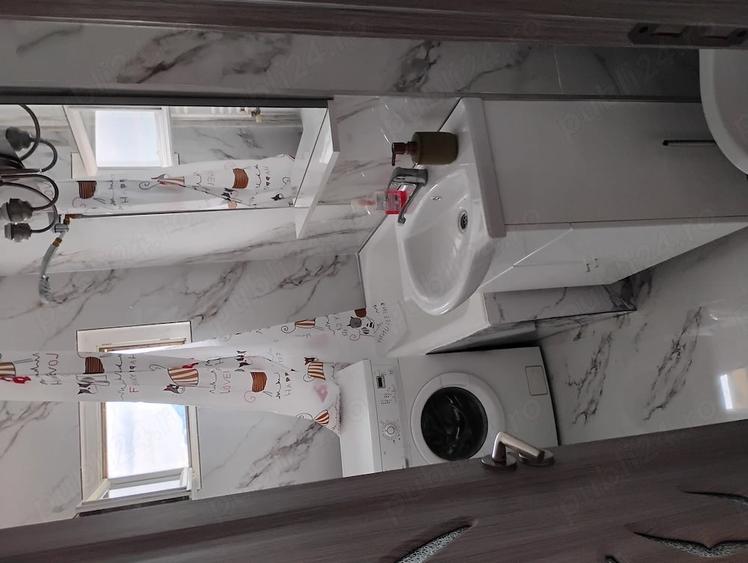 Apartament cu 3 camere semidecomandat în Dâmbovița