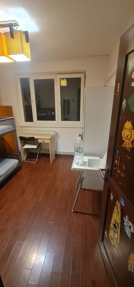 Inchiriez camera in apartament cu 3 camere Titan sector 3 - 4