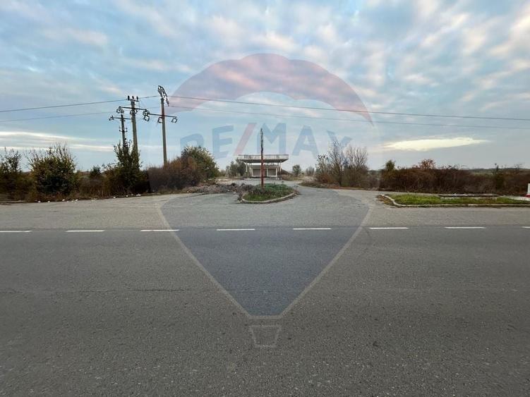 Teren Intravilan  20000 mp. plus cladire statie Peco - 1