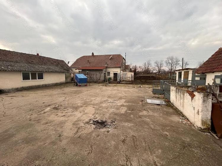 De vanzare proprietate cu doua case in aceea?i curte stil bana?ean + Teren BONUS - 5