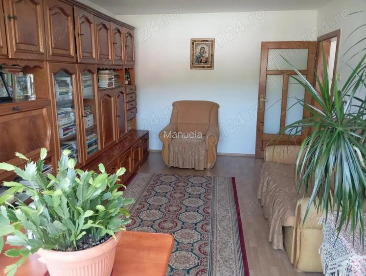 Vand apartament 2 camere la munte, in Zarnesti (Blocuri), jud. Brasov. Decomandat, 52 mp, et. 4 Vand apartament 2 camere la munte, in Zarnesti (Blocuri), jud. Brasov. Decomandat, 52 mp, et. 4
