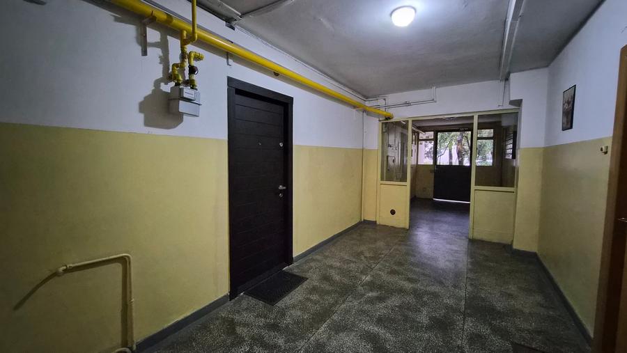 Tomis 1 - ap 3 cam, et 4/4 , gaze la usa (necesita renovare) - 2