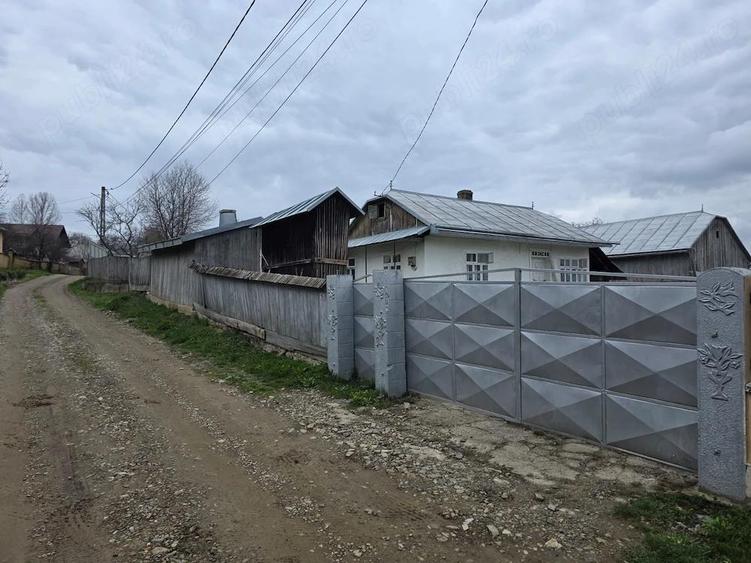 Vand casa cu sura, curte mare si gradina in Bosanci, Suceava - 1