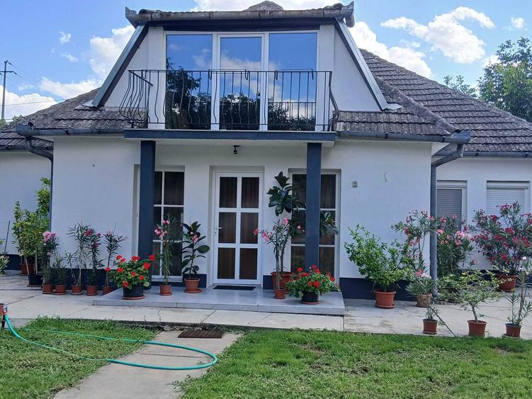 Casă cu 4 camere decomandat în Central