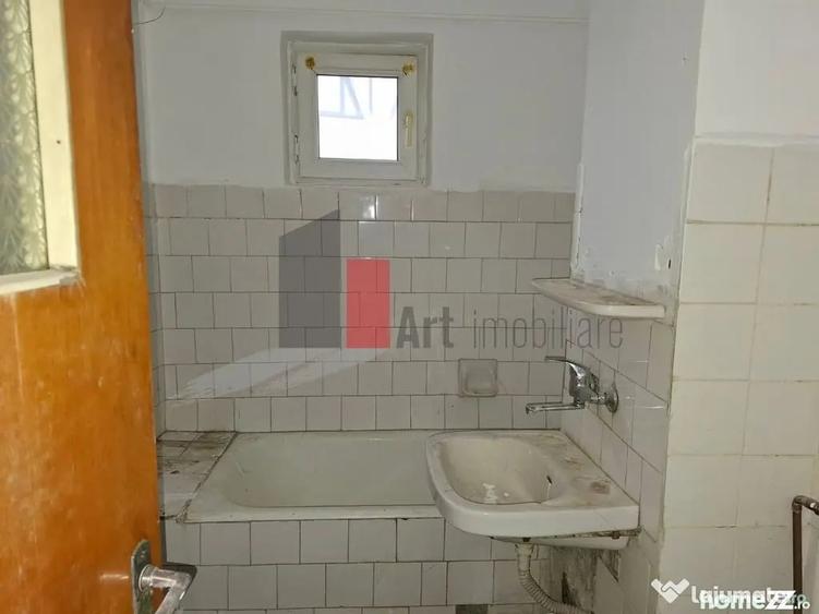 Apartament cu 4 camere decomandat în Central