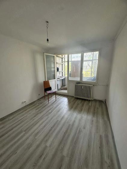 Apartament cu 3 camere semidecomandat în Giurgiului