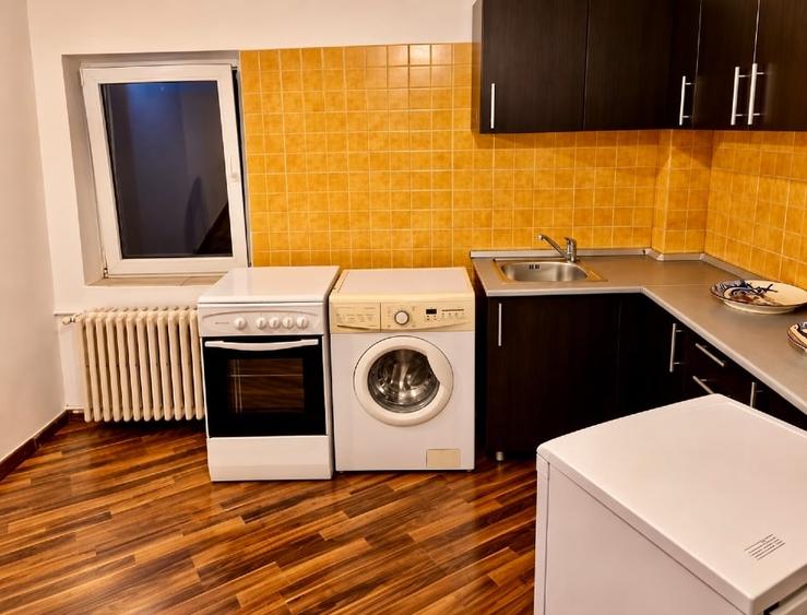 Apartament cu 5 camere semidecomandat, mobilat în Universitate