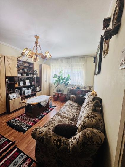 Apartament cu 3 camere semidecomandat în Calea Aradului