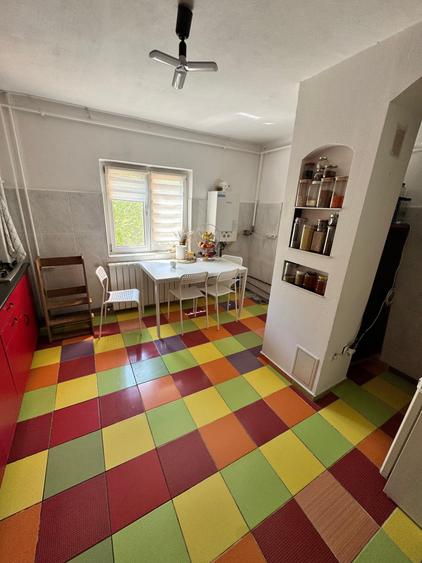 Apartament cu 4 camere decomandat, mobilat în Odobescu