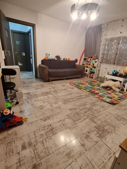 Apartament cu 2 camere semidecomandat în Rovine