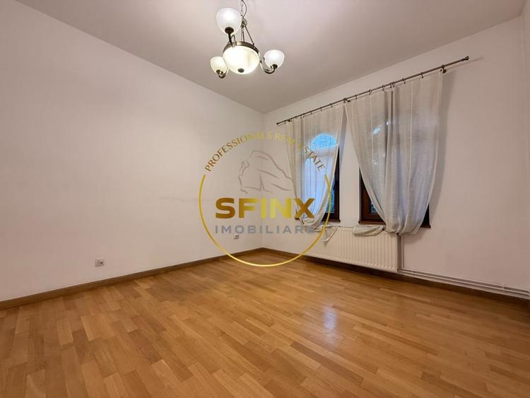 Casă individuală cu 5 camere cu Canalizare în Decebal