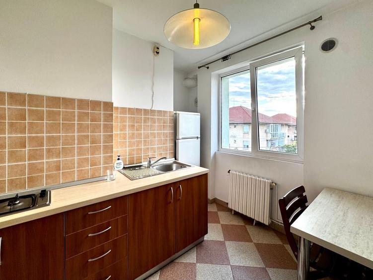 Apartament cu 2 camere semidecomandat, mobilat în Central