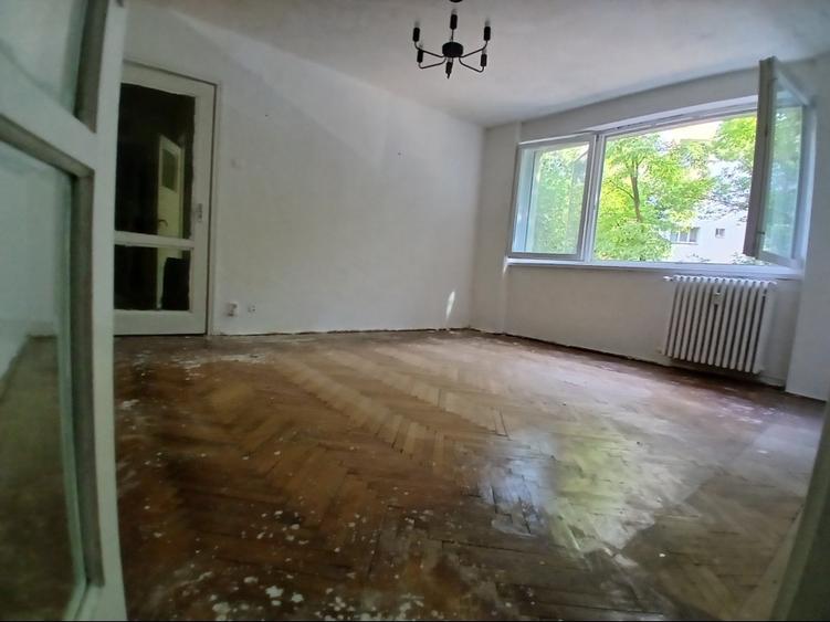 Apartament cu 3 camere semidecomandat în Obor