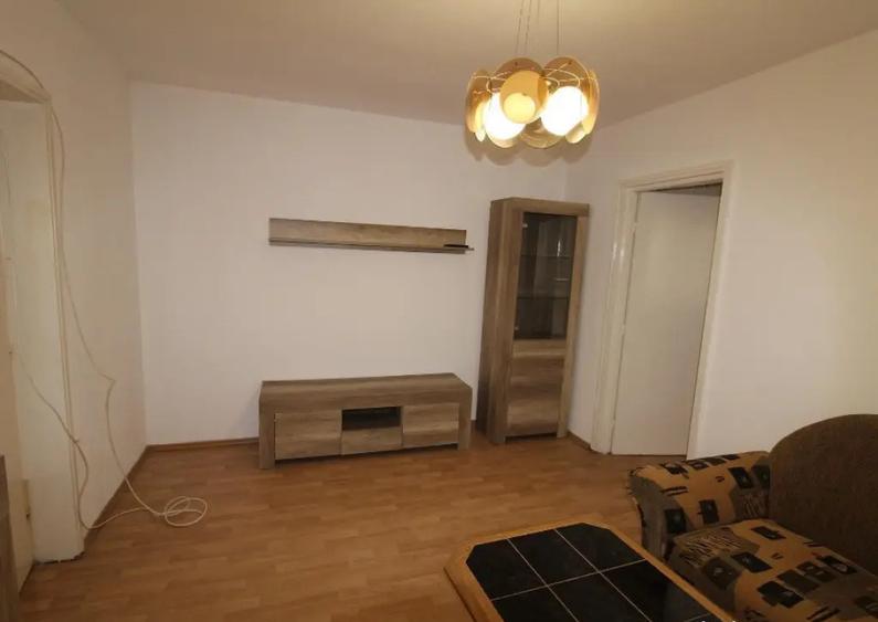 INCHIRIEZ apartament 2 camere semidecomandat,zona Centrala - 2