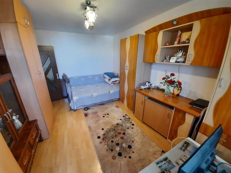 Apartament cu doua camere decomandat, etajul 7/10, zona Alexandru cel Bun - 2