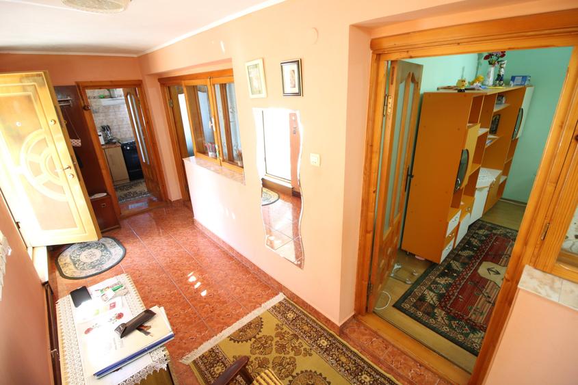 Casa 2 camere + 520 mp teren (gradina) str. Drumul Viilor - 10