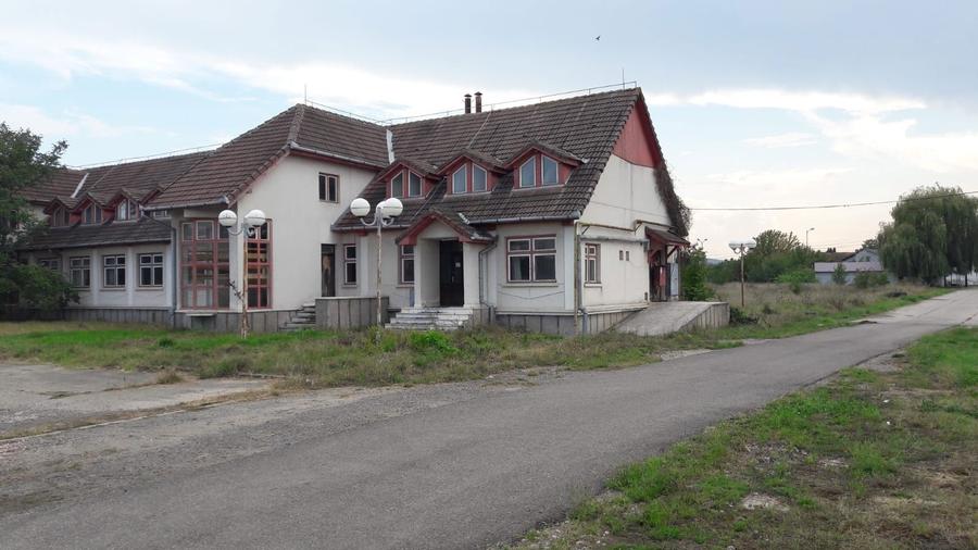 Vand imobil rezidential suprafata construita 2450 m piscina interioar - 2